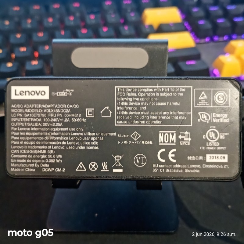 El cargador Lenovo de 45 Watts.